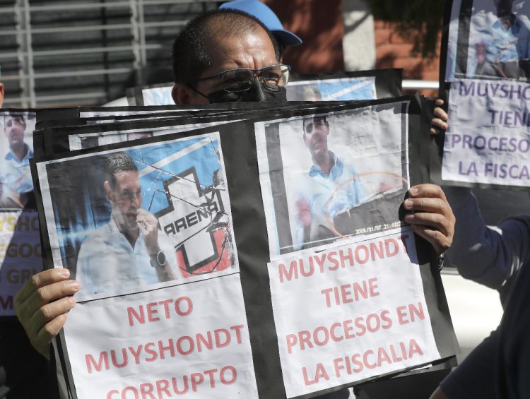 La organización se manifestó con consignas y carteles frente al TSE. / FOTO: Guillermo Martínez