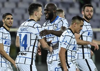 Inter gana 2-0 en visita a Fiorentina y es líder provisional