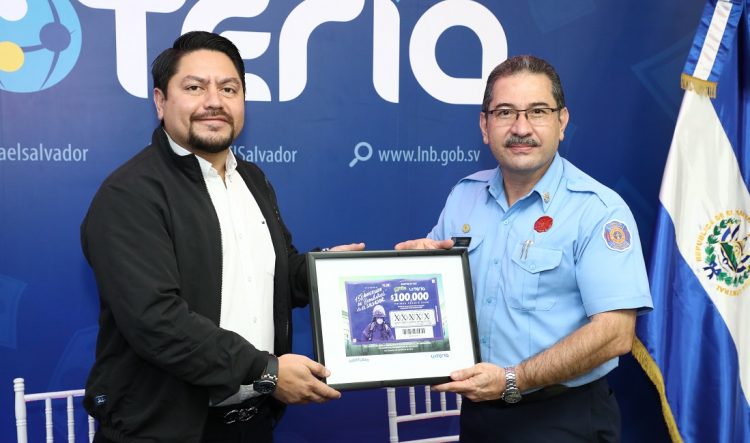 Sorteo de La Lotería Nacional en homenaje al Cuerpo de Bomberos de El Salvador. Foto: DES/ Luis Umaña