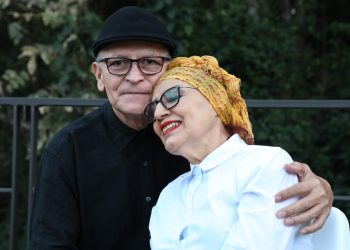 El poeta y su esposa han escrito verso a verso 42 años de una vida juntos. Así ha sido el amor de esta admirada pareja. Foto: René Estrada.