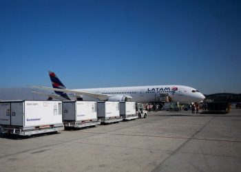 Un cargamento de oxígeno medicinal llega a Perú desde Chile