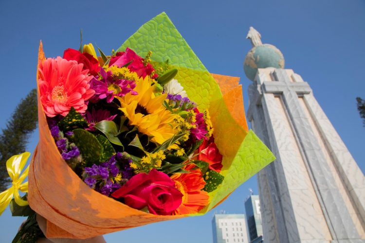 Desde $15 puedes adquirir un ramo de flores para alegrar el día de un ser querido. Foto: Luis Umaña/DES