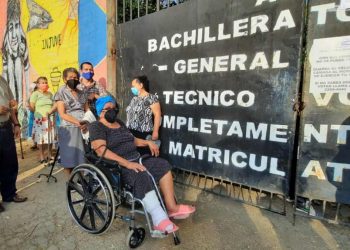 Centro de votación de Santa Ana con una hora de retraso en apertura