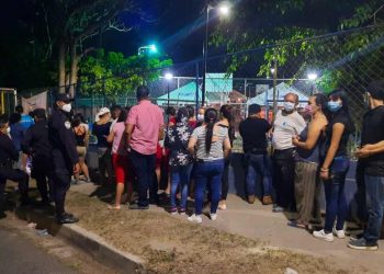Presión de votantes permite que reabran a las 9:11 de la noche centro de votación en Santa Marta