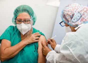Más de 2,000 profesionales de la salud vacunados contra la COVID-19 en El Salvador 