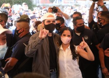 Presidente Bukele vota entre aplausos y ovaciones de los salvadoreños