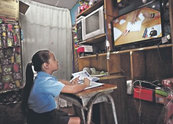 Dos niñas inician sus teleclases desde la habitación de su abuela en una escuela de Ilopango