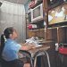 Dos niñas inician sus teleclases desde la habitación de su abuela en una escuela de Ilopango