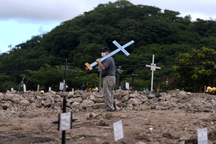 Las muertes por la COVID-19 se incrementaron en enero. El Gobierno lo atribuye a la emergencia por los huracanes Eta e Iota. Foto AFP.