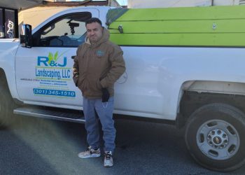 Salvadoreño funda exitosa empresa de jardinería en Maryland