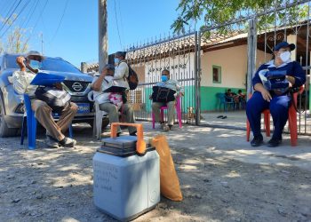 Promotores encuestan a maestros interesados en vacunarse contra el covid-19 en Pasaquina