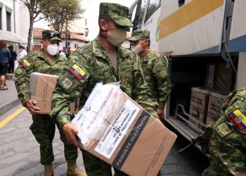 Electores de Ecuador indecisos entre 16 candidatos presidenciales