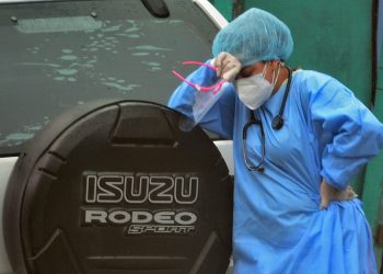 Una treintena de médicos renuncia por temor al virus
