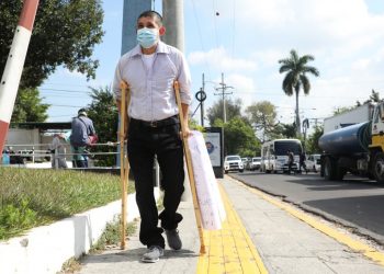 «Antes hubo corrupción y los diputados jamás hablaron de destitución ¿Por qué hoy sí?»: Salvadoreño camina con dificultad y protesta a favor del presidente Bukele
