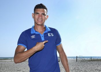 Rubén Batres, seleccionado de fútbol playa: «Me he metido en política por las personas que necesitan un techo donde vivir»