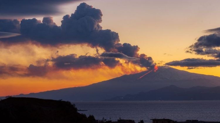 Espectacular erupción del Etna provoca una lluvia de piedras en Italia. FOTO / Carlo Andino