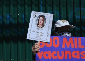 Honduras y Guatemala enfrentan retraso en llegada de vacunas