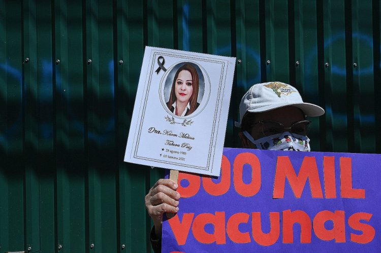 Personal de Salud hondureño realizó una protesta para exigir que el Gobierno comience lo más pronto posible con un plan de vacunación.
Foto AFP.