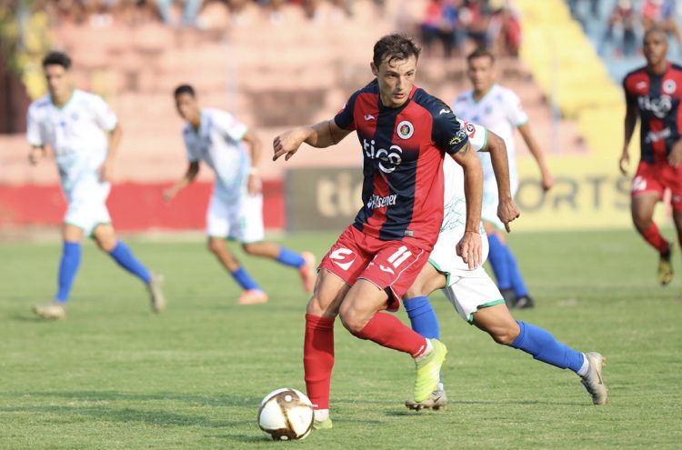 Tomás Granitto tuvo un aceptable rendimiento en el triunfo de FAS sobre Sonsonate. Foto Guillermo Martínez/DES