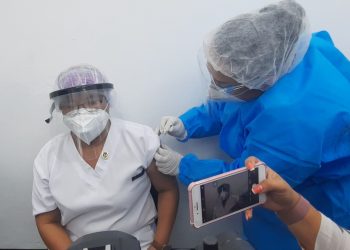 Vacunan contra COVID-19 a personal de salud de Morazán