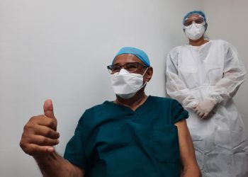 «Gracias a la vacuna puedo seguir atendiendo a mis pacientes día y noche», médico de la isla de Meanguera