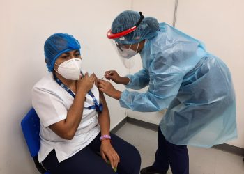 Vacunas contra COVID-19 llegaron al personal de primera línea en San Vicente