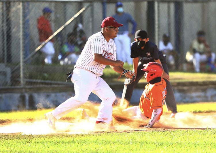 La novena de la UTEC derrotó 4-2 a su similar de Santa Tecla y se puso al frente de la Liga Nacional de Béisbol. Foto Diario El Salvador.