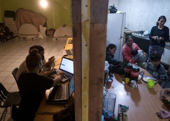 Primeros migrantes cruzan a EE. UU. con nueva política de Biden