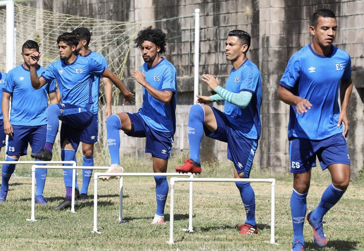 Los seleccionados nacionales volverán este lunes a trabajar  bajo el mando del entrenador Carlos De los Cobos. Foto Diario El Salvador.