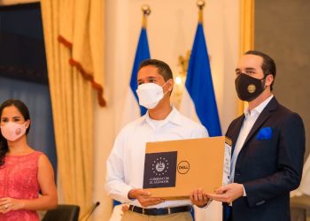 Entrega de computadoras a estudiantes salvadoreños es tomada como ejemplo en congreso de Panamá