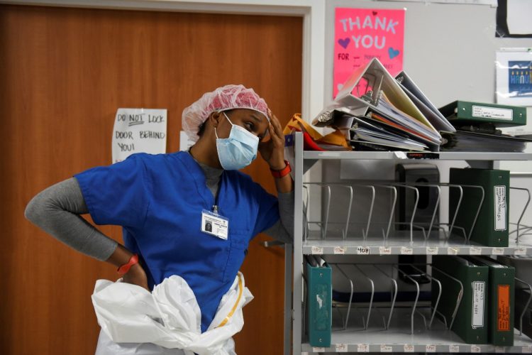 Una enfermera descansa por un momento dentro de un centro de atención de pacientes de la COVID-19 en Texas. Foto Voz de América.