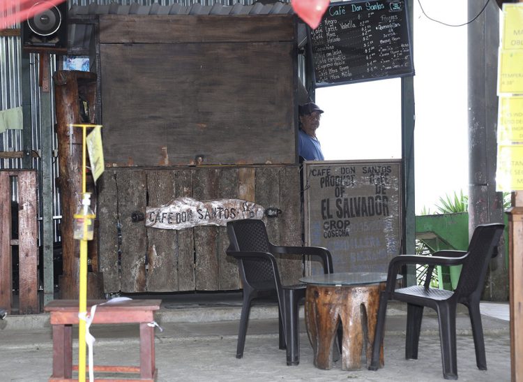 La plaza donde se encuentra el café Don Santos fue construída originalmente para que los emprendedores de la zona ofrecierán su productos. Foto: David Martínez.