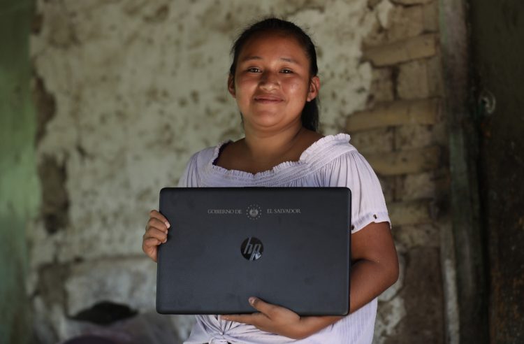 Las jóvenes de bachillerato buscan superarse estudiando mucho y llevando siempre los primeros lugares en el Instituto