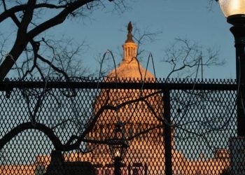 FBI vigila a extremistas violentos que podrían amenazar discurso de Biden en el Congreso