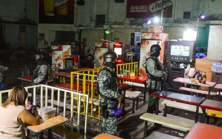 Policía Nacional Civil verifica cumplimento de ley seca en bares de San Salvador