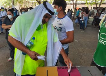 Usuluteco acude a votar de manera particular en apoyo al presidente Bukele