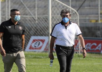 Armando Osma, técnico de Águila: «Se me es difícil dirigir desde las gradas»