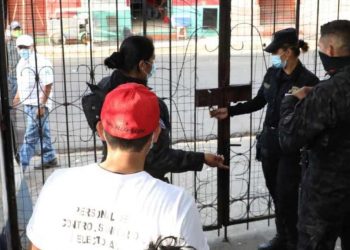 Cierre de centros de votación antes de las 5:00 pm provoca repudio y reclamos en votantes