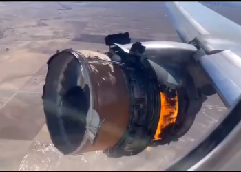 Avión de United Airlines aterriza de emergencia en Denver por incendio en uno de sus motores