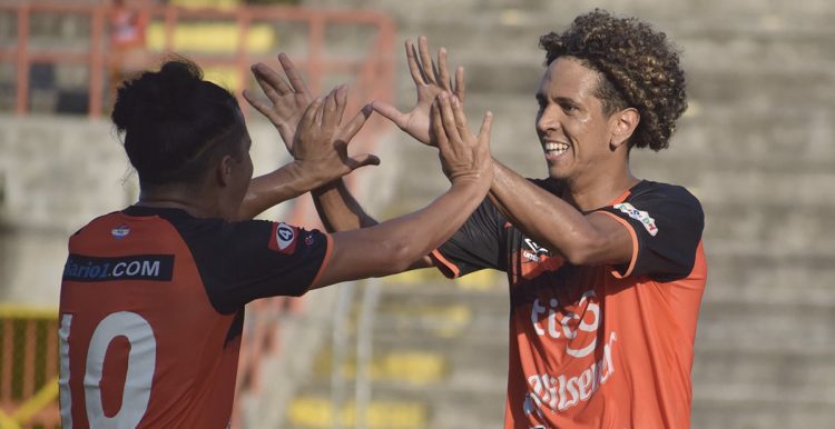El brasileño Yan Maciel (Der.) celebra su anotación con Gerson Mayén, con el cual ganaron 3-1 a Jocoro. Foto Mario Muñoz.
