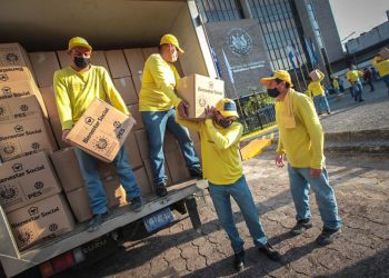 Entregan 1,000 paquetes alimentarios a profesionales del rubro de belleza en El Salvador