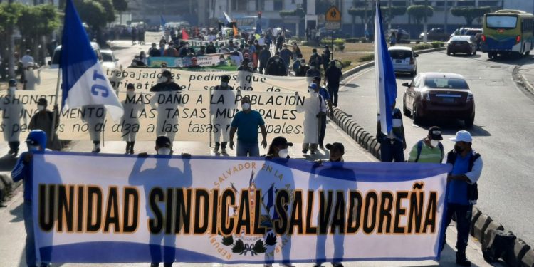 Sindicalistas marchan en San Salvador para protestar contra Ernesto Muyshondt y fallido golpe de Estado del Legislativo