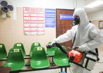 Realizan trabajos de desinfección en centros hospitalarios de la red pública