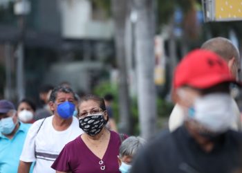 FOTOS: Salvadoreños de la tercera edad dan el ejemplo al asistir puntualmente a los centros de votación