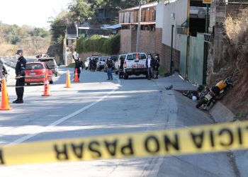 Mujer motociclista muere tras ser arrollada por un camión en La Libertad