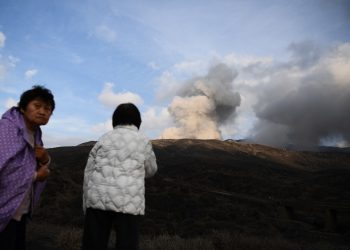 Japón incrementa nivel de alerta tras erupción de un volcán