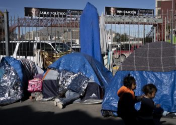 EE.UU. convierte centro de convenciones de Texas en albergue para niños inmigrantes