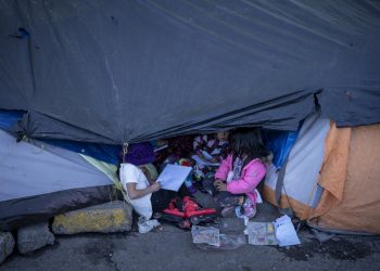 Gobierno de EE. UU. amplía capacidad de alojamiento para niños inmigrantes