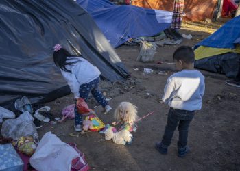 ¿Se acerca una crisis?: niños y familias inmigrantes siguen llegando a frontera sur de EE. UU.