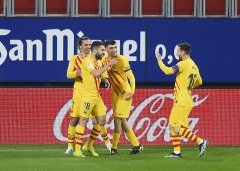Barcelona cumple frente a Osasuna antes del derbi de Madrid